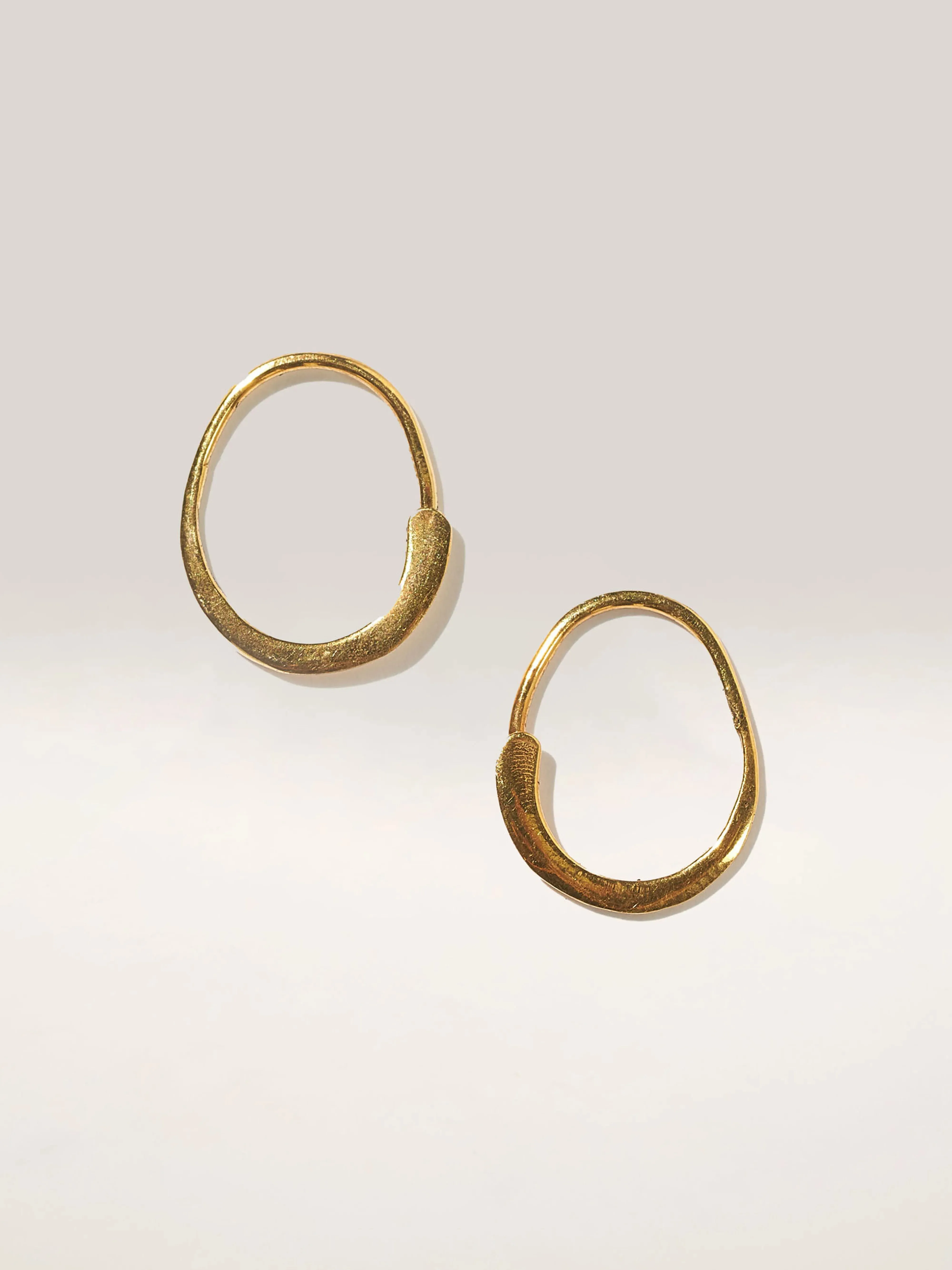 Loop Hoop Earrings (242 / W / GOLD)