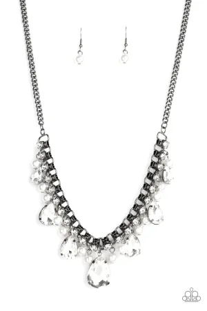 PAPARAZZI Knockout Queen - Black NECKLACES